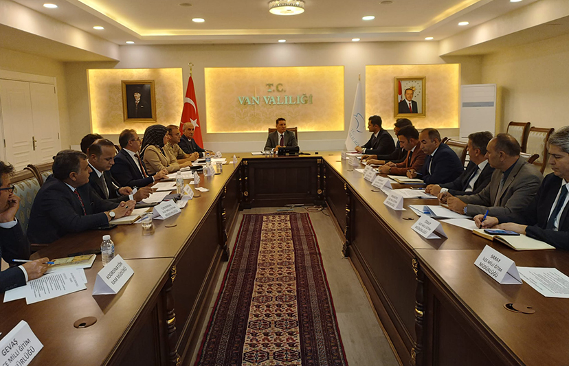 [Fotoğraf: Toplantı masasından detay]