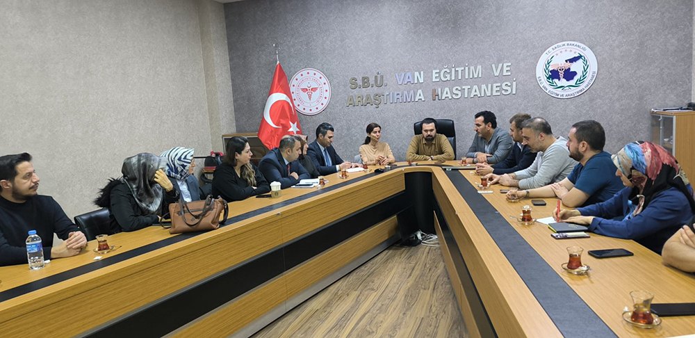 [Fotoğraf: Toplantı masasından genel görünüm]