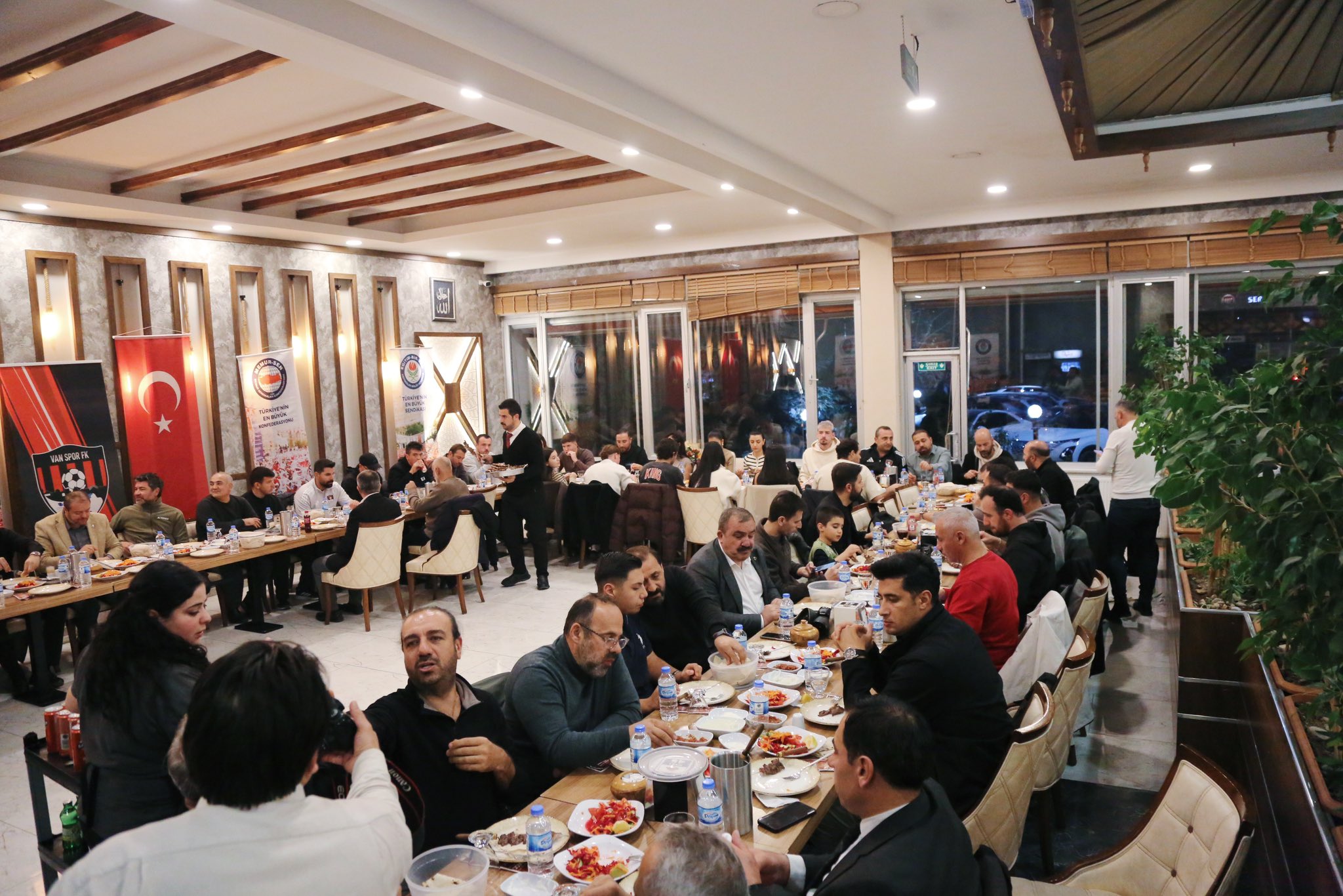 [Fotoğraf: Yemek masasından toplu kare]