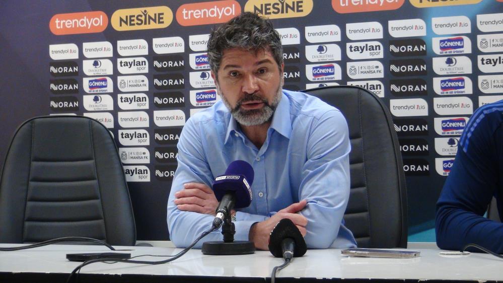 [Fotoğraf: Basın toplantısında konuşan Hakan Kutlu]