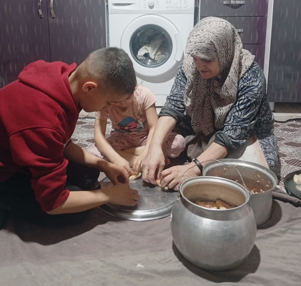 [Fotoğraf: Çocuklar aileleriyle birlikte]