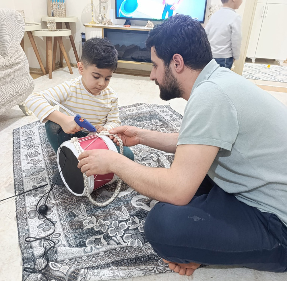 [Fotoğraf: Bir baba çocuklarıyla vakit geçirirken]