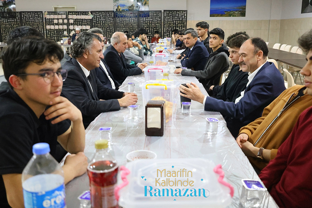 [Fotoğraf: Öğrencilerin ve İl Müdürünün sohbet anı]