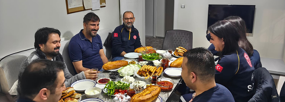 [Fotoğraf: Van İl Sağlık Müdürü ve personelin sahur sofrasındaki görüntüsü]