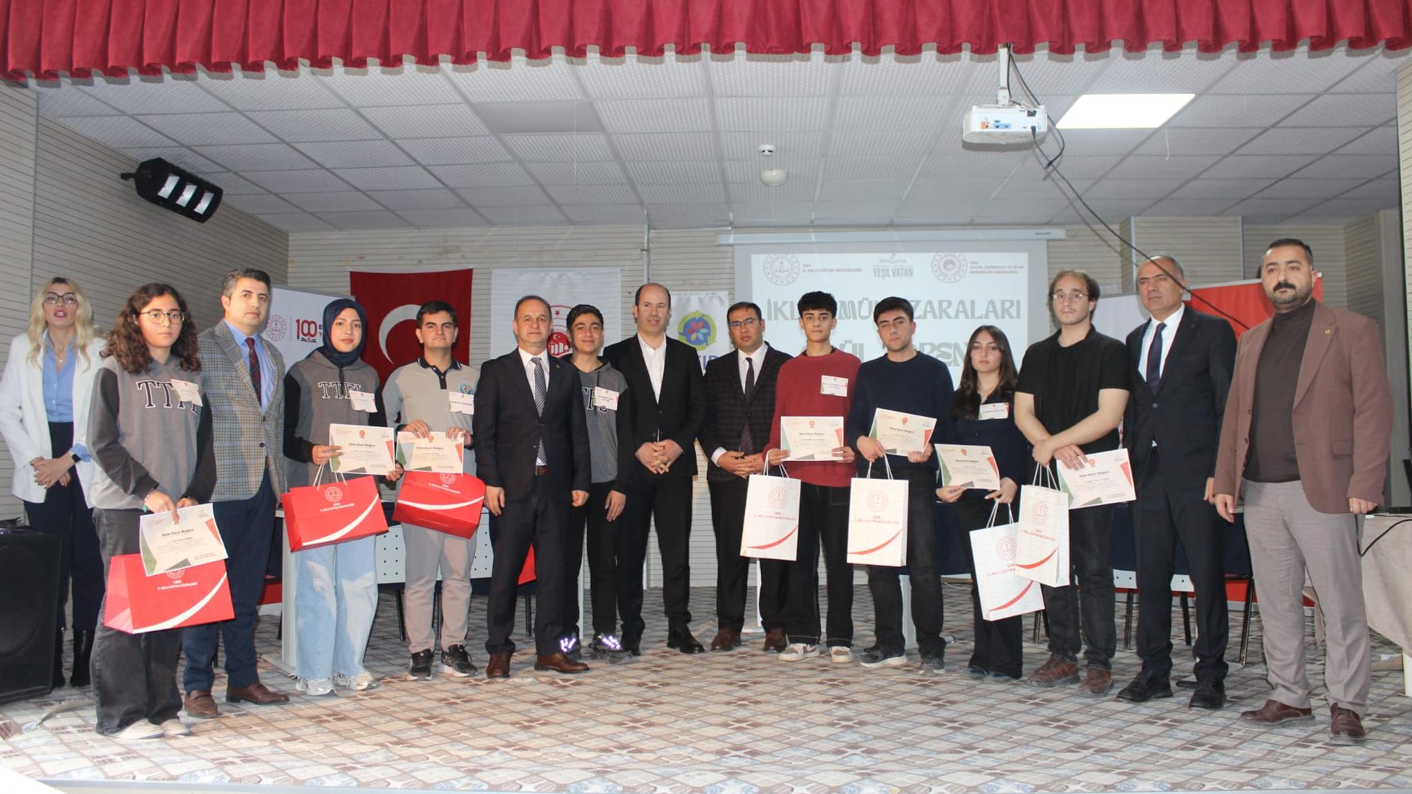 [Fotoğraf: Dereceye giren öğrencilerin protokol üyeleriyle toplu ödül ]