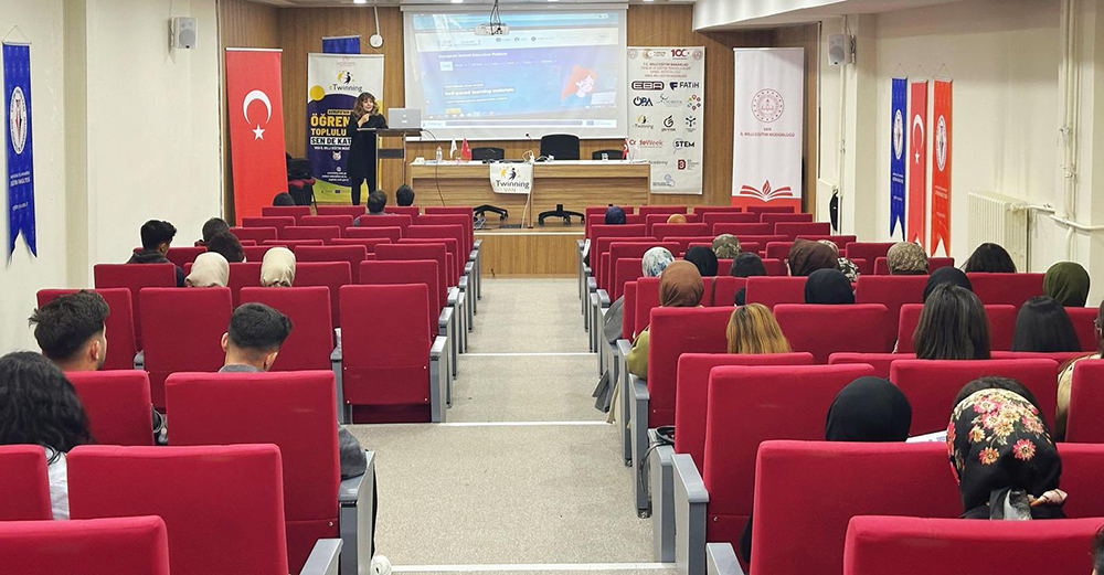 [Fotoğraf: Van YYÜ Eğitim Fakültesi konferans salonunda seminere katılan öğrenciler ve akademisyenler]