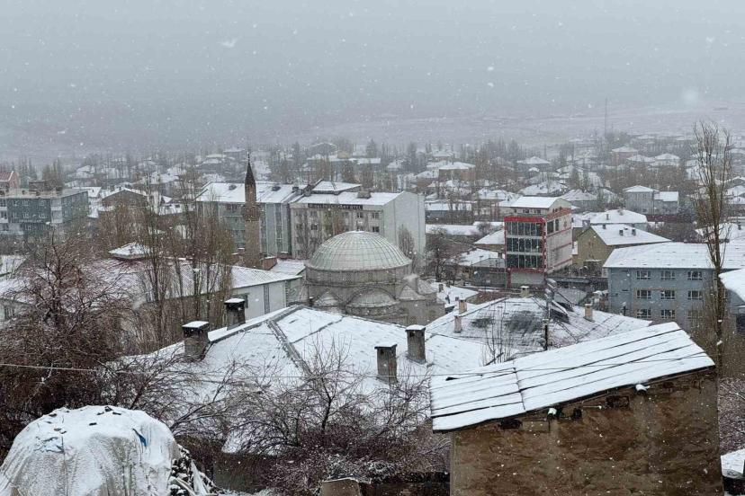 Başkale beyaza büründü