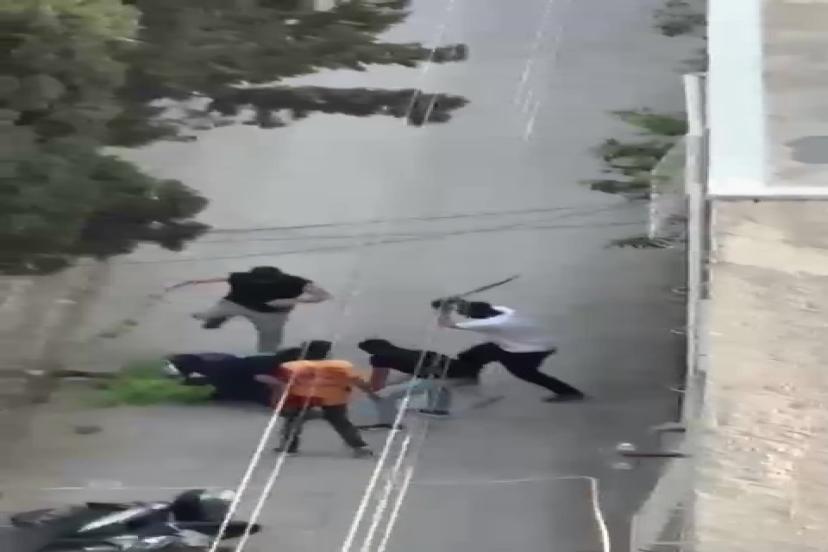 Kar maskeli şahıslar bir kişiyi sopayla dövüp kaçtılar