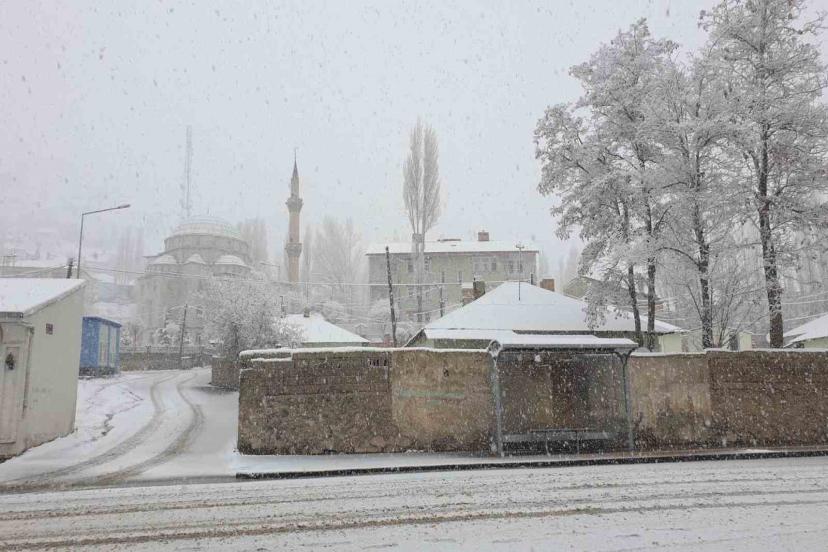Başkale’ye kış geri geldi ilçe beyaza büründü