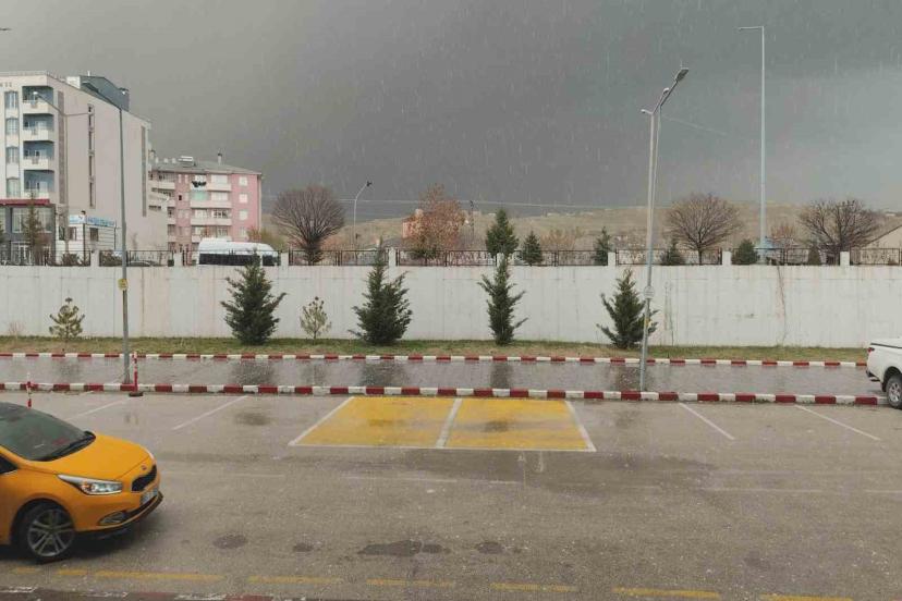 Erciş’te dolu yağışı etkili oldu
