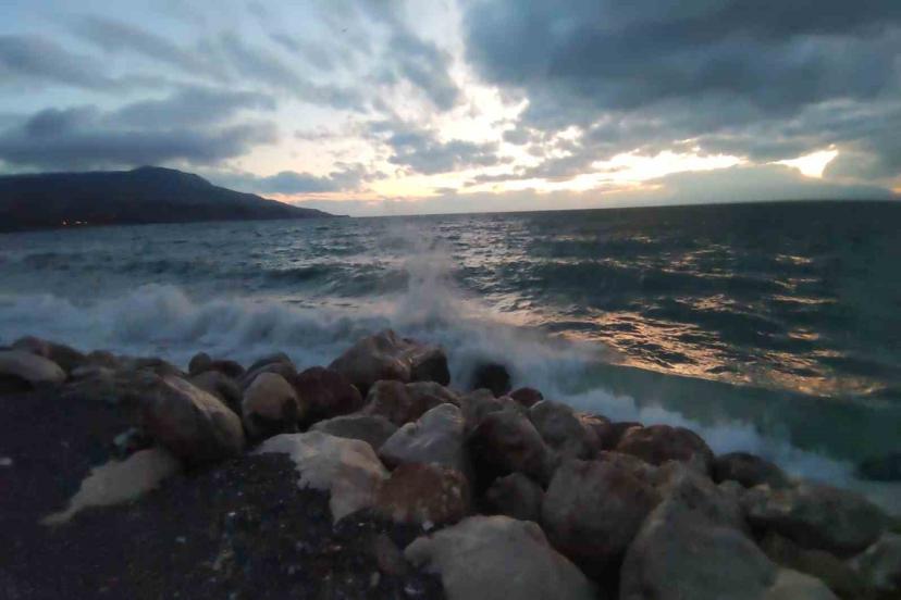 Van Gölü’nde fırtına: Dalgalar kıyı şeridini vurdu