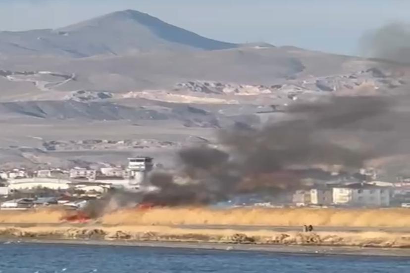 Van’da sazlık alanda yangın