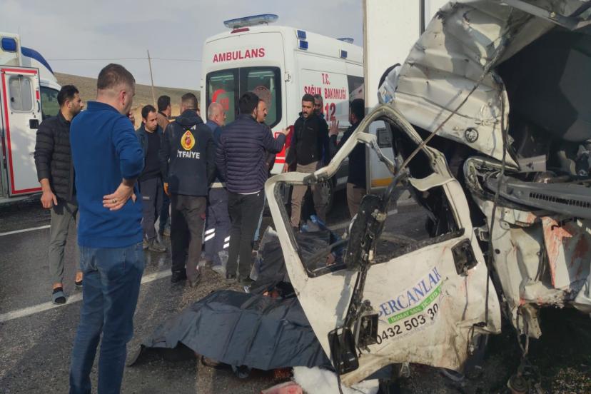 Van’da yolcu minibüsüyle kamyonet çarpıştı: Ölü ve yaralılar var