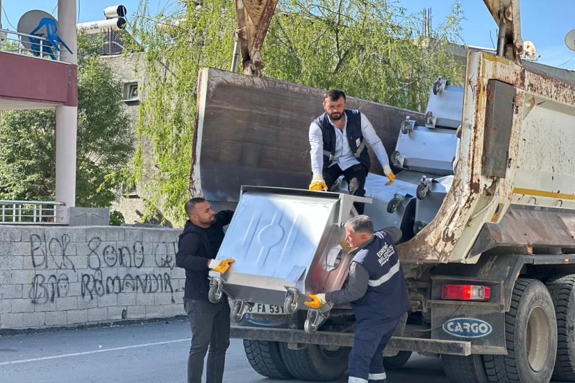 Edremit Belediyesi mahalle mahalle çöp konteyneri dağıtıyor