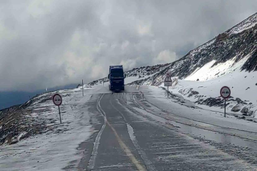 Bahçesaray yolunda Mayıs karı etkili oldu