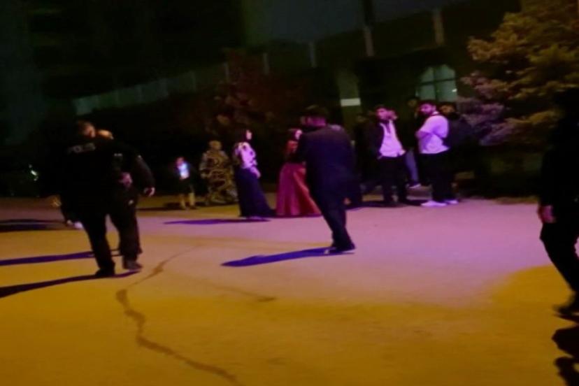 Davgasında polis memurları arada kaldı