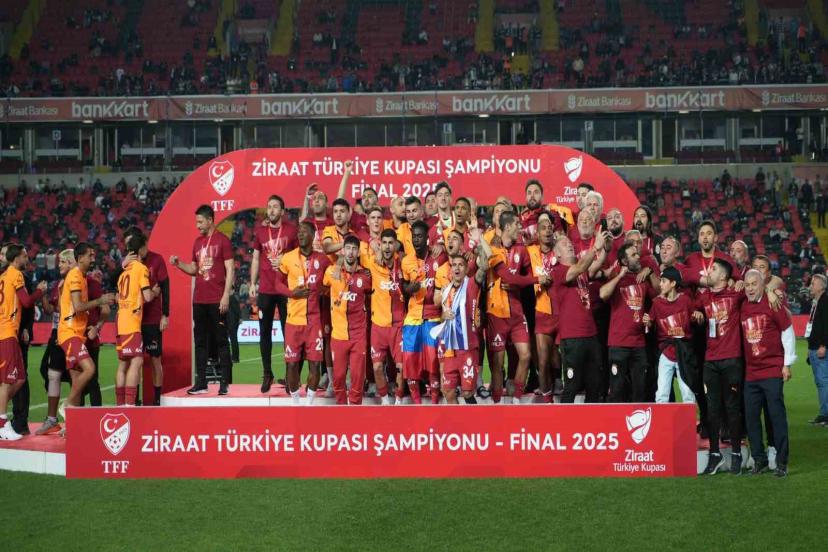 Galatasaray Türkiye Kupası’nı kaldırdı