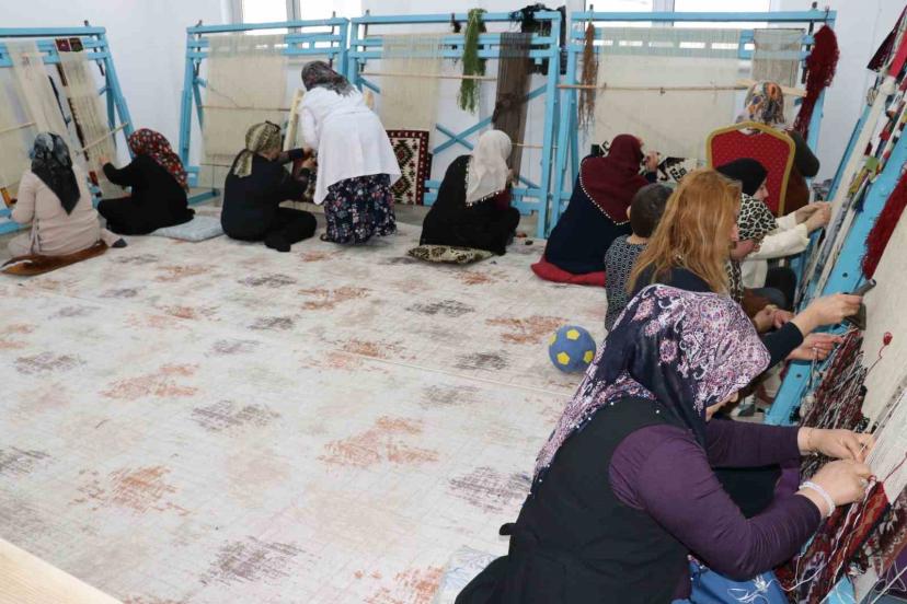 Kilimler kadınların eliyle sonraki nesillere aktarılıyor