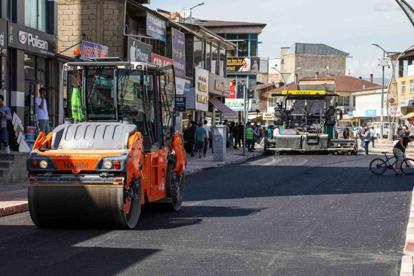 Van Büyükşehir Belediyesi asfalt serimine başladı