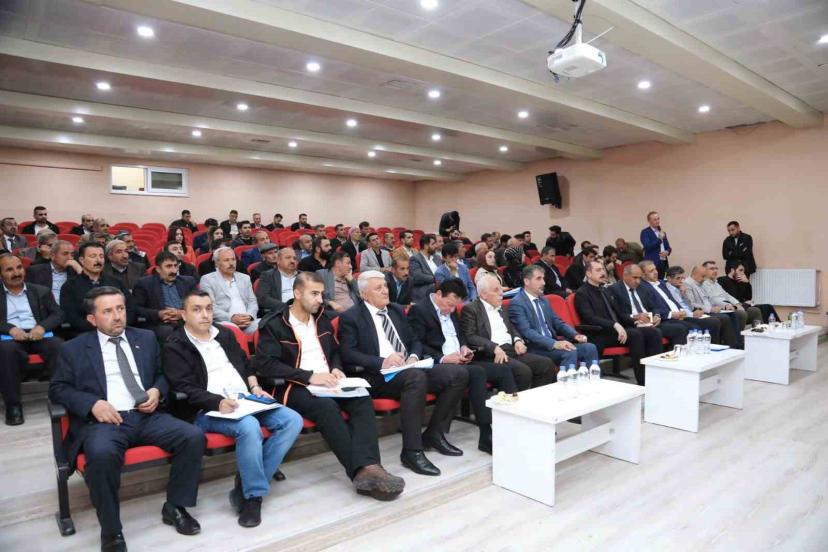 Van Büyükşehir Belediyesi, Çatak ve Bahçesaray’da mahalle muhtarları ile buluştu