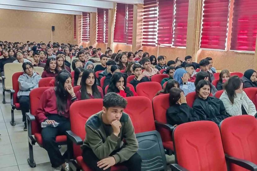 Van Büyükşehir Belediyesi öğrencileri sokak hayvanları hakkında bilgilendirdi