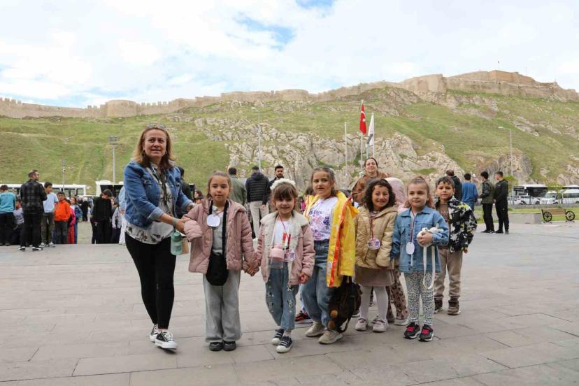 Van Büyükşehir Belediyesinden öğrencilere müze gezisi