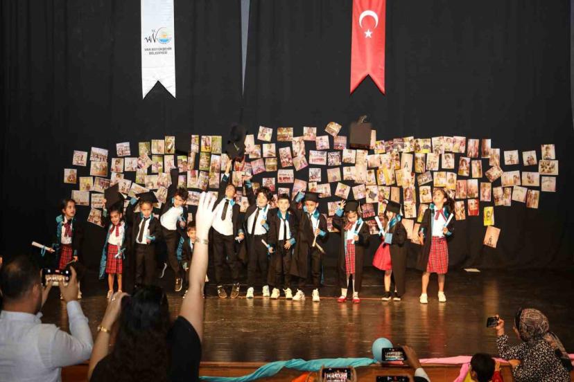 Van Büyükşehir Belediyesinin kreş öğrencilerinden yılsonu etkinliği
