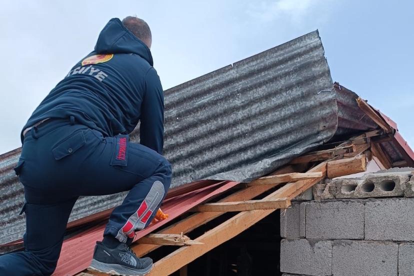 Van itfaiyesi fırtınaya karşı gece boyu seferber oldu