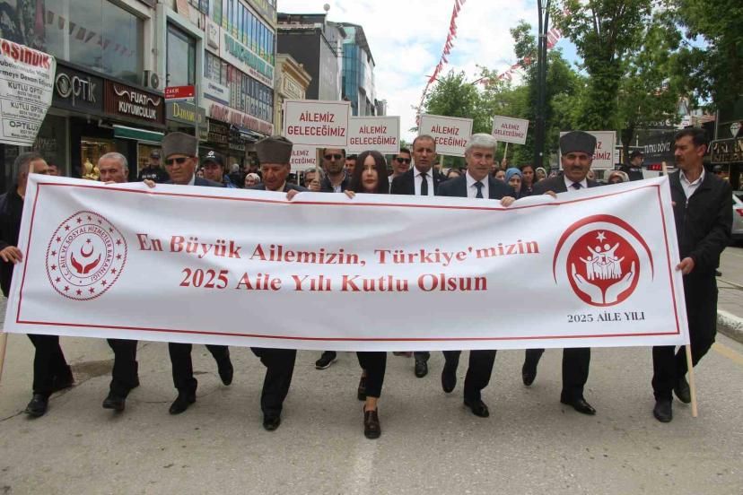 Van’da ’Aile Yılı’ yürüyüşü yapıldı