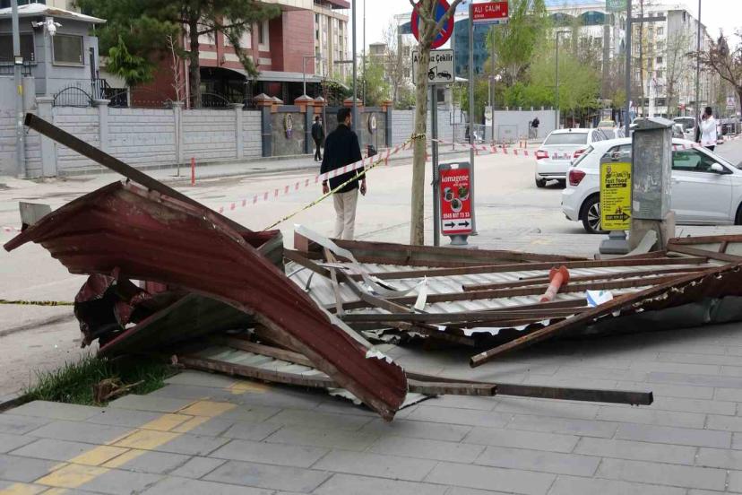 Van’da etkili olan fırtına çatıları uçurdu, ağaçları devirdi