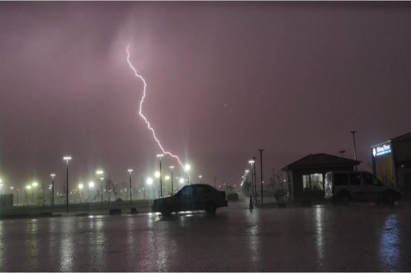 Van’da şimşekler geceyi aydınlattı