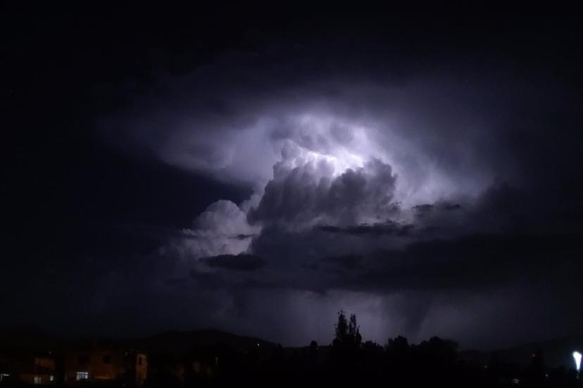 Van’da şimşeklerin bulutlarla dansı