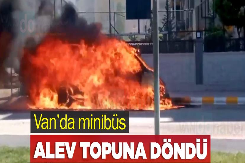 Van’da minibüs alev topuna döndü