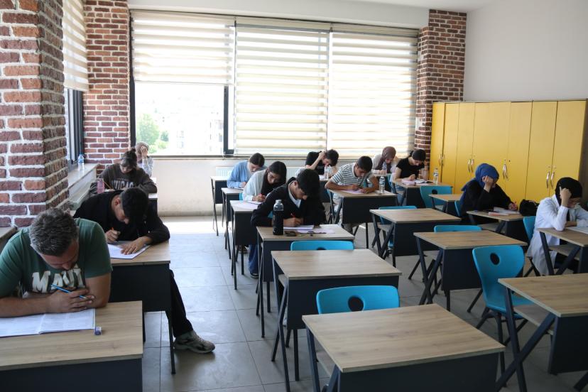 Edremit Belediyesi’nin üniversite adaylarına desteği sürüyor
