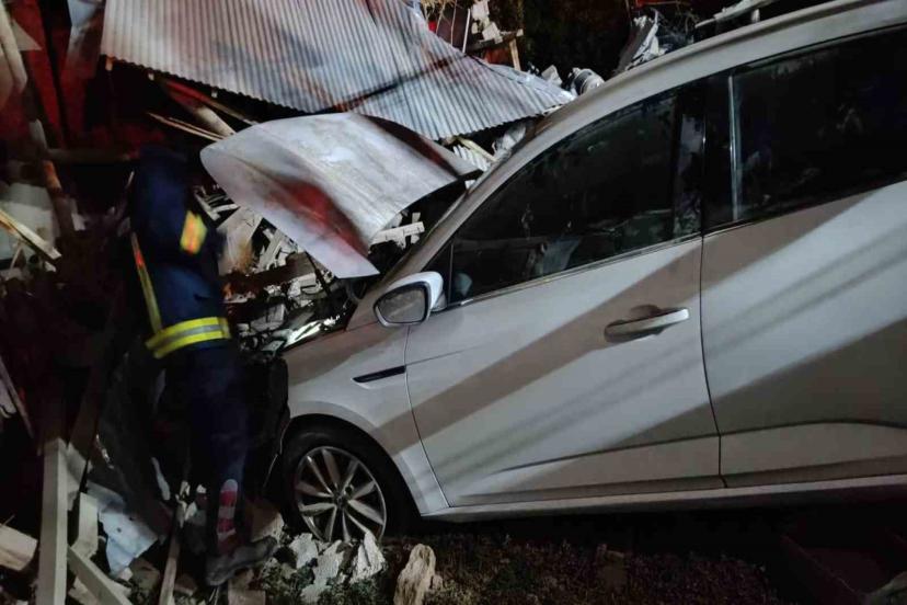 Van’da otomobil duvara çarptı: 1 yaralı