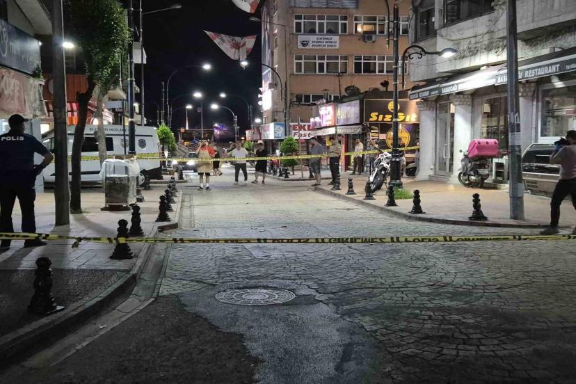 Amca Yeğenini Meydan Ortasında Öldürdü