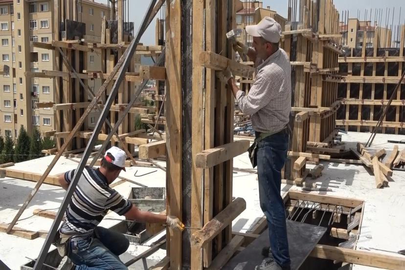 Gölge Yok! 40 Derecede Demir Bağlayan İnşaat işçileri