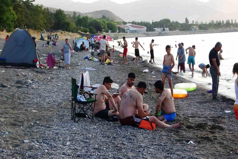 Sıcaktan bunalan vatandaşlar Van Gölü’ne akın etti