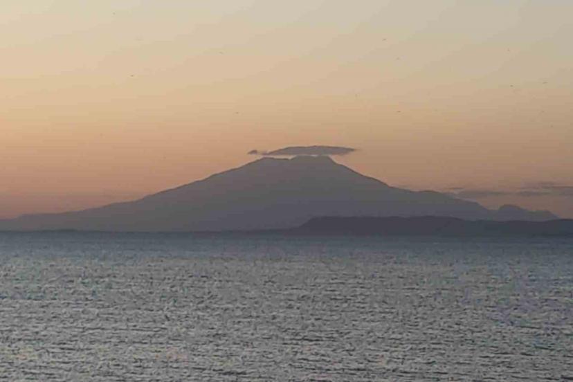 Süphan Dağı’nın zirvesini örten mercek bulutu görsel şölen oluşturdu