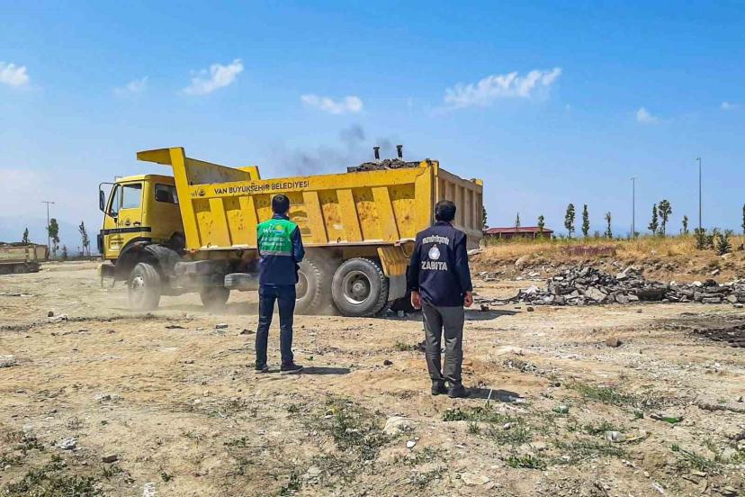 Van Büyükşehir Belediyesi’nden hafriyat temizleme çalışması