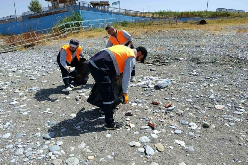 Van Büyükşehir Belediyesinden ‘Mavi Bayraklı Halk Plajı’nda temizlik çalışması