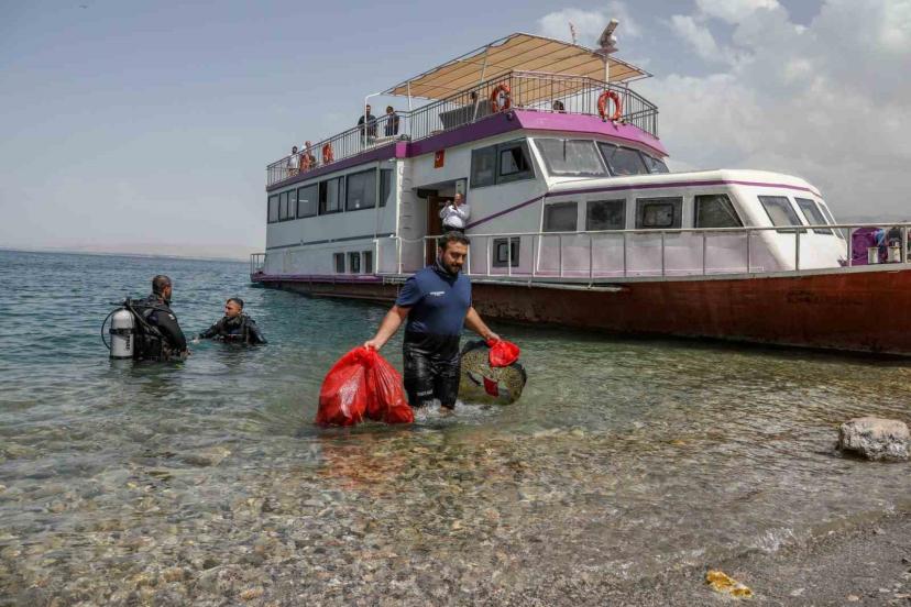 Van Gölü’nün dibinden çıkartılan atıklar pes dedirtti