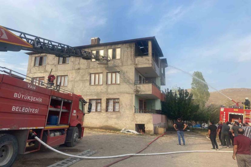 Van’da çatı yangını