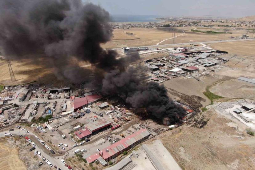 Van’da geri dönüşüm tesisinde çıkan yangına itfaiye ekipleri ve TOMA’dan müdahale