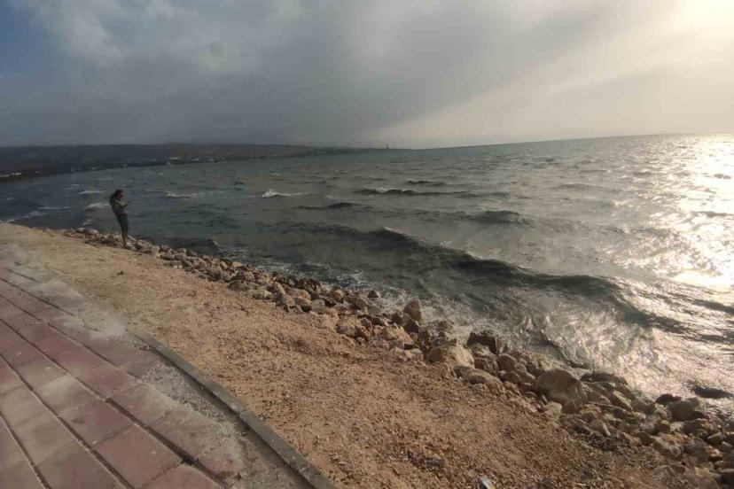 Van’da şiddetli rüzgar: Dalgalar Van Gölü sahilini dövdü