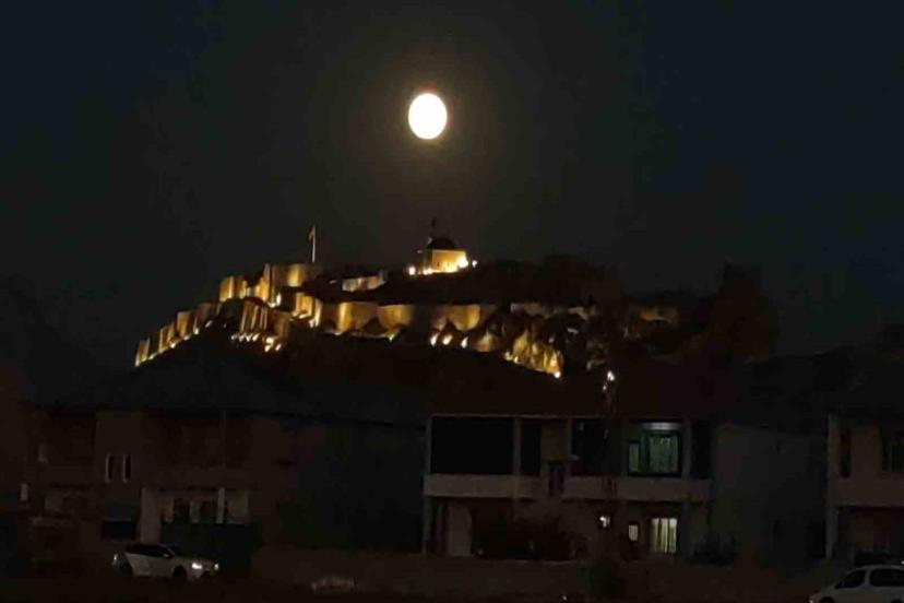 Dolunay, Van Kalesi’yle buluştu