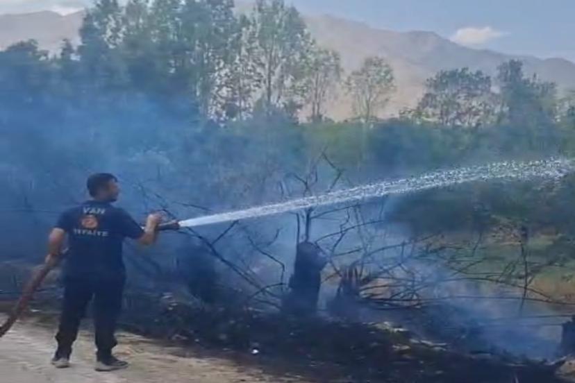 Gevaş’ta bahçe yangını korkuttu