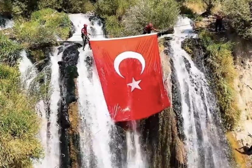 Muradiye Şelalesinde dev Türk bayrağı açıldı