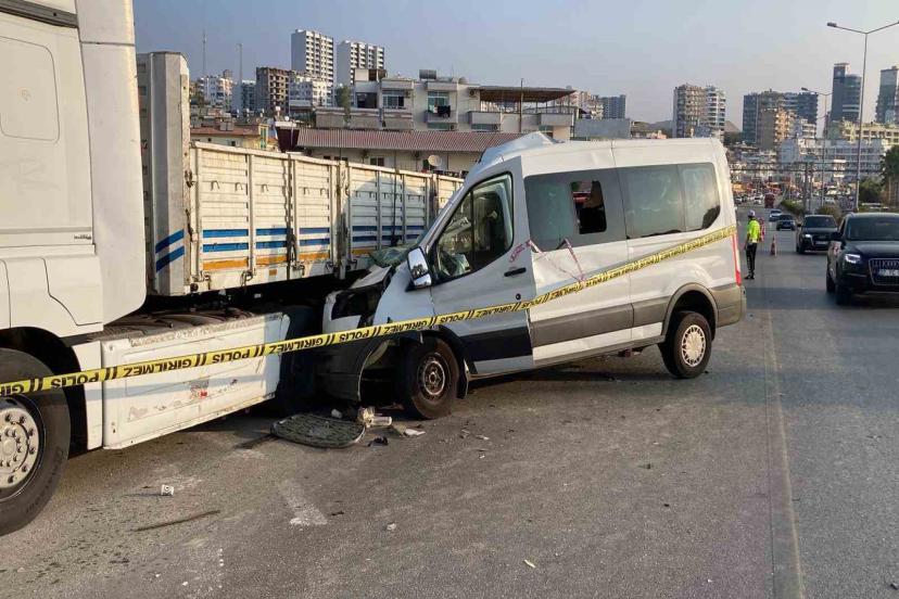 Öğrencileri taşıyan minibüs kaza yaptı