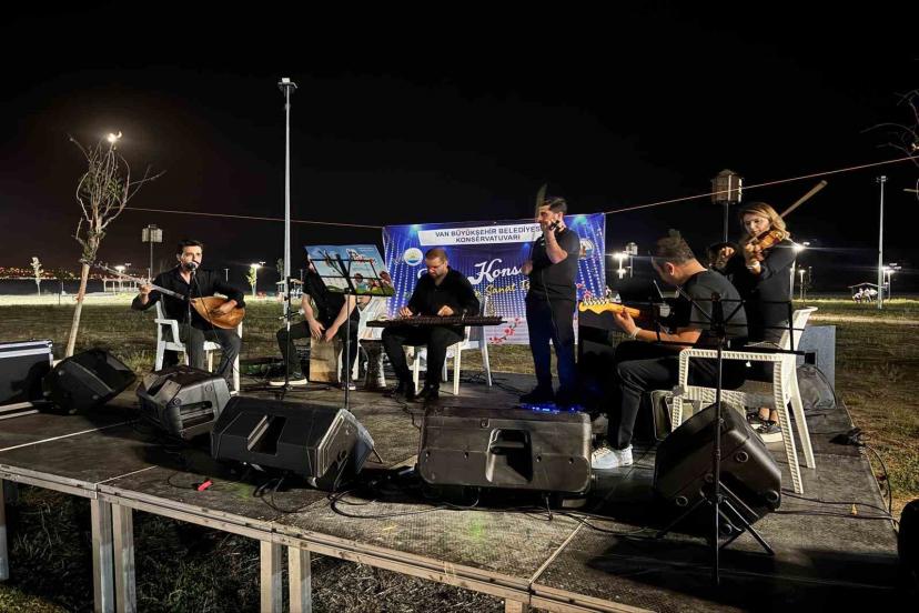 Van Büyükşehir Belediyesi’nin yaz konserlerine yoğun ilgi